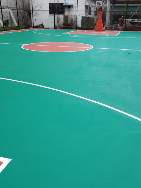 新华镇 球场长期使用易出现地面开裂